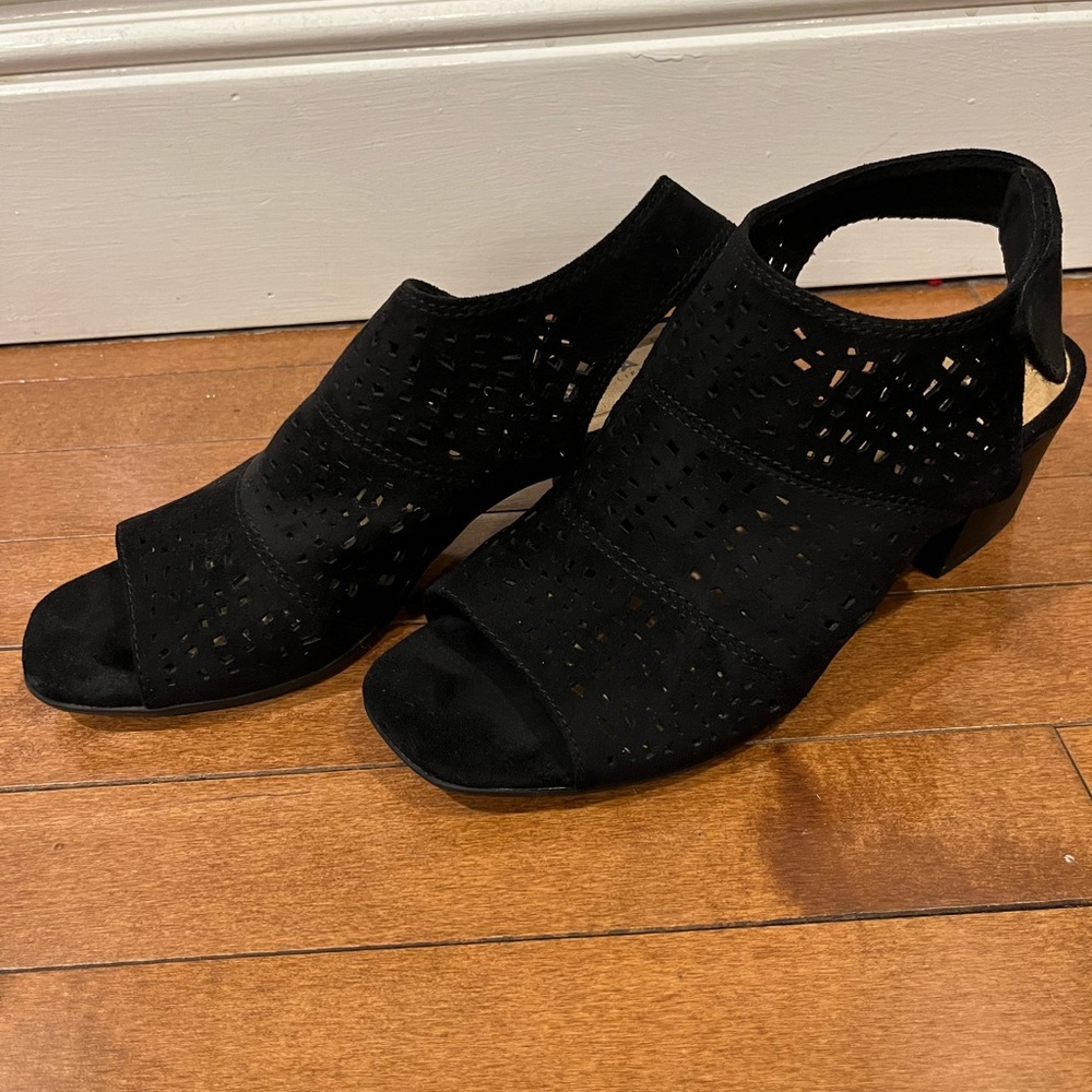 NWOT Sonoma women’s size 8.5 slingback shoe w medium heel.